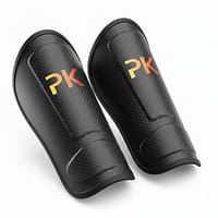 proteges Protège-tibias de foot Carbon Flex en composite noir avec mousse EVA ventilée.