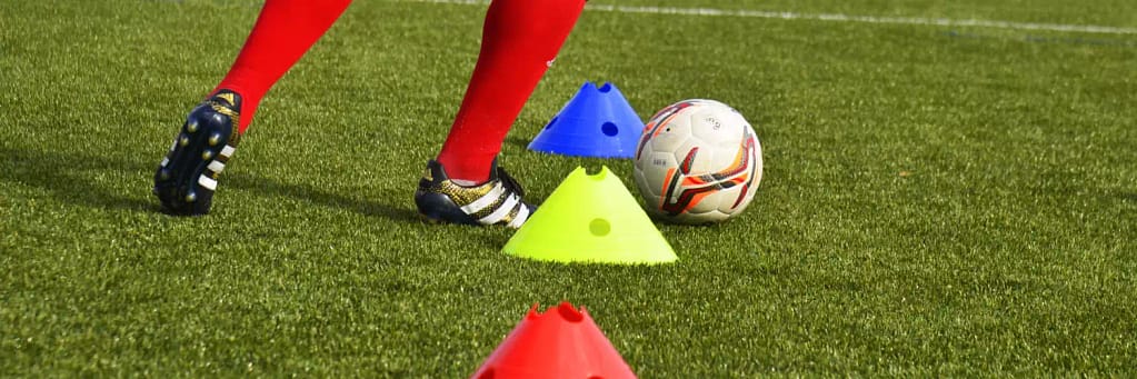 Équipement de football coupelles de marquage pour slalom.