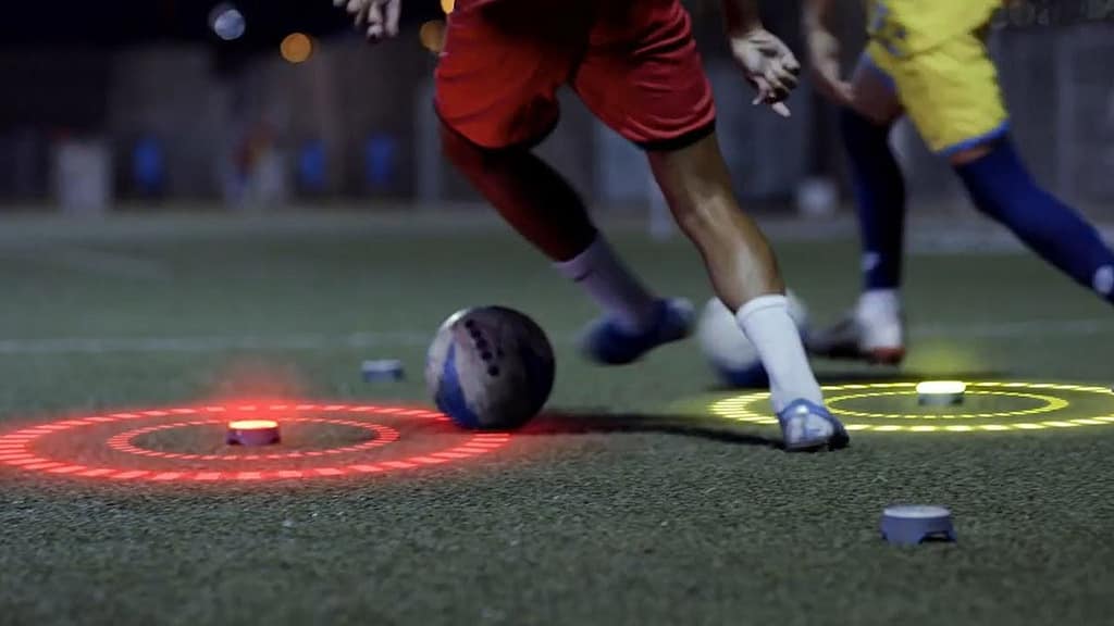 Entraînement de football moderne avec outils de réaction cognitive.