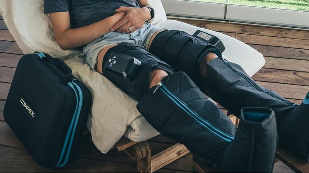 Athlète utilisant des outils de récupération sportive moderne pour la détente musculaire.