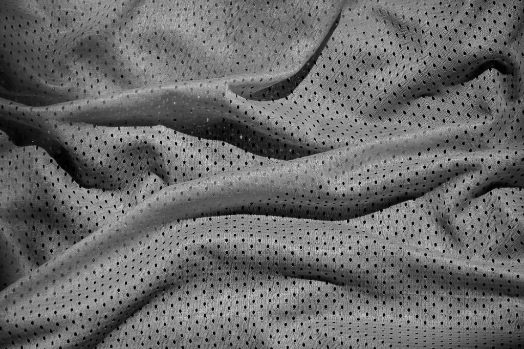 Détail de la matière textile d'un équipement de sport design durable.