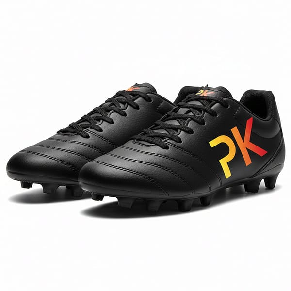 crampons_noir Crampons de foot Performance Elite noirs avec semelle hybride pour terrain synthétique et herbe.